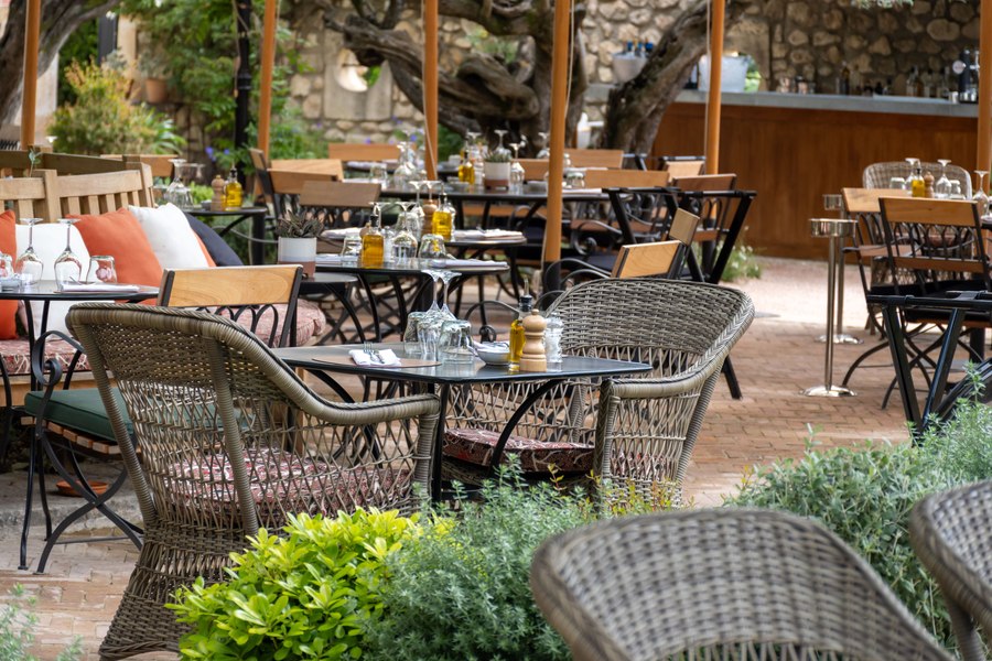 Umilința trăită de un client care a lăsat bacșiș 500 de euro. Cum își filtrează clienții restaurantele din Saint-Tropez