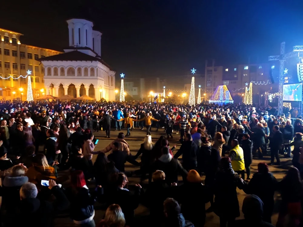Mii de oameni au petrecut Revelionul în centrul municipiului Târgu Jiu           Foto: Primaria Târgu Jiu