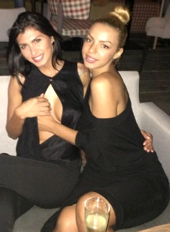 Mădălina şi Amalia se distrează copios, oriunde