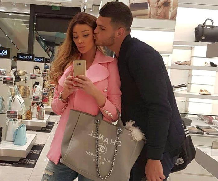 
    Bianca şi Răzvan se duc tot timpul la mall împreunăfoto: arhiva personală  