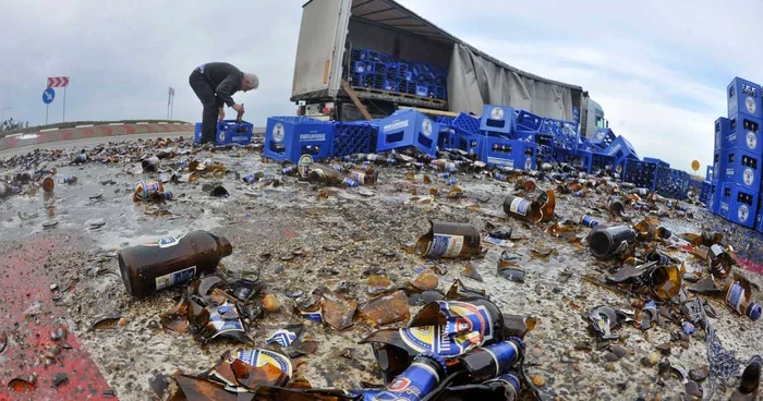 Lăzile de bere au ajuns pe carosabil şi în şanţ. FOTO: pressalert.ro