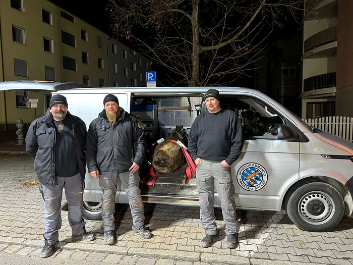 Cei trei experți lângă bomba dezamorsată. Foto: X