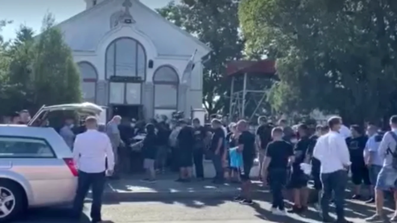 Nicio regulă de distanţare nu s-a respectat la înmormântarea lui Emi Pian. FOTO Arhivă
