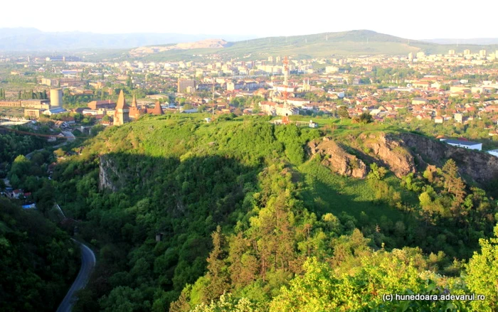 Locul vechii cetăţi nu a fost cercetat decât sumar, în schimb aici au fost amplasate releele, fără descărcare arheologică. FOTO: Daniel Guţă. ADEVĂRUL.