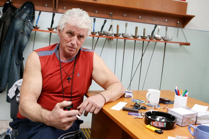 Szobi se "răsfăţa" cu o ţigară de fiecare dată când dădea un interviu