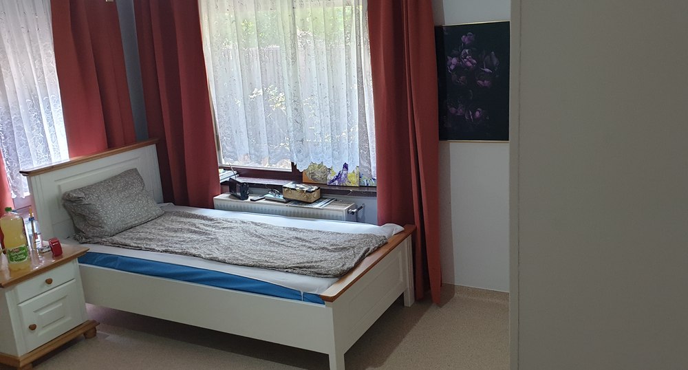 Nereguli la încă un azil: un bătrân locuia în hol pe o canapea. „Pe banii noștri, murim de foame”