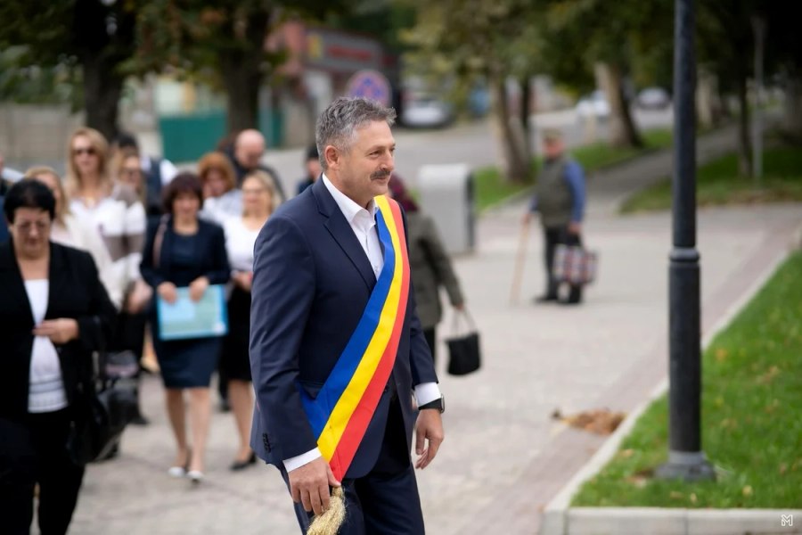 Primarul din Bușteni care și-a bătut angajata, eliberat prin decizia judecătorilor