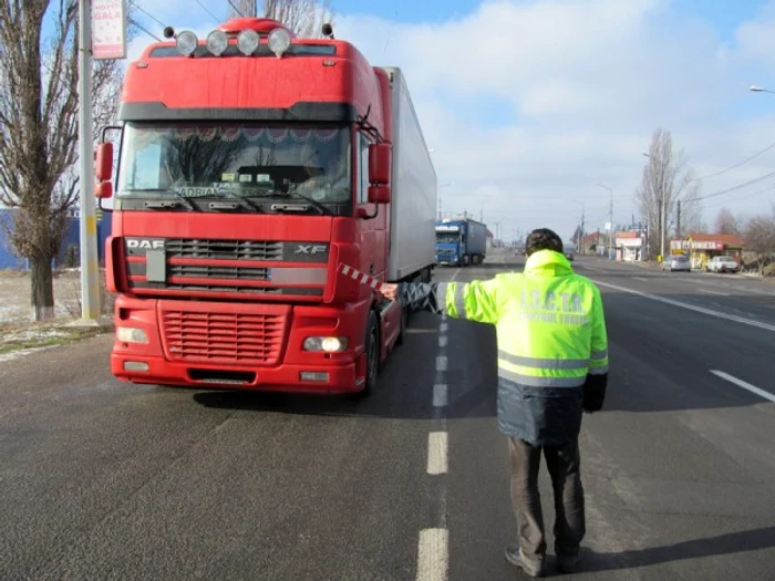 Șoferii de tiruri sunt opriți în trafic de inspectorii Autorității Rutiere și verificați dacă respectă timpii de odihnă