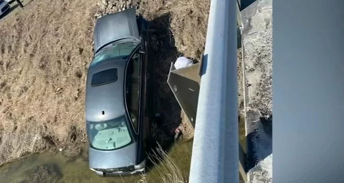 Mașina a căzut într-un șanț (Foto: captură video)