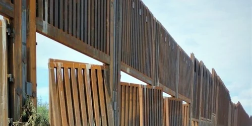 Zidul construit în mandatul lui Donald Trump la graniţa cu Mexicul s-a deteriorat. Sursă foto