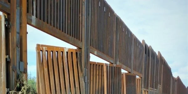 Zidul construit în mandatul lui Donald Trump la graniţa cu Mexicul s-a deteriorat. Sursă foto