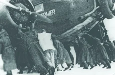 Prin zăpadă căzută pe aerodromul Pitomnik, soldați germani împing un avion Junkers-52, în timpul bătăliei de la Stalingrad, ianuarie 1943 (© Getty Images)