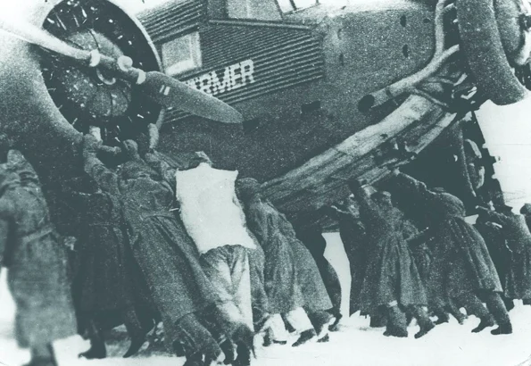 Prin zăpadă căzută pe aerodromul Pitomnik, soldați germani împing un avion Junkers-52, în timpul bătăliei de la Stalingrad, ianuarie 1943 (© Getty Images)