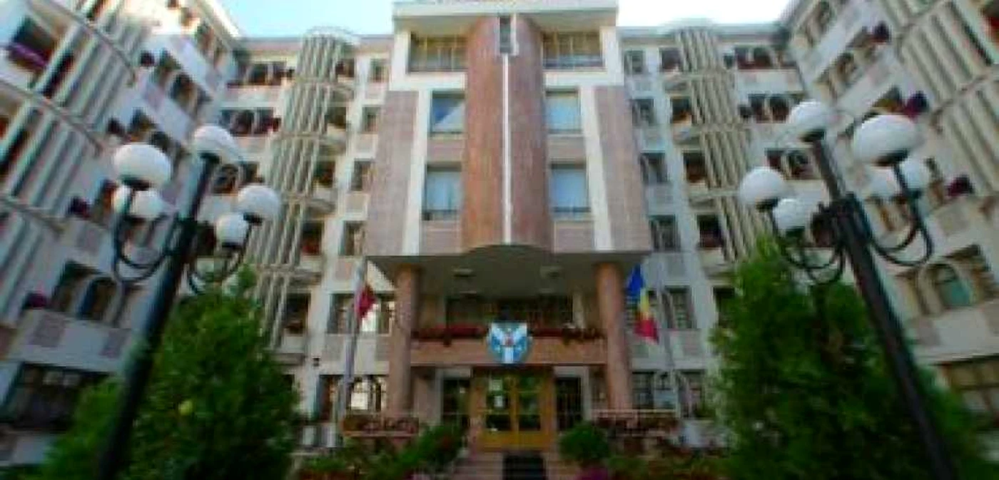 Iaşi: 100 de studenţi din căminul de lux de la Cuza suspecţi de gripă porcină
