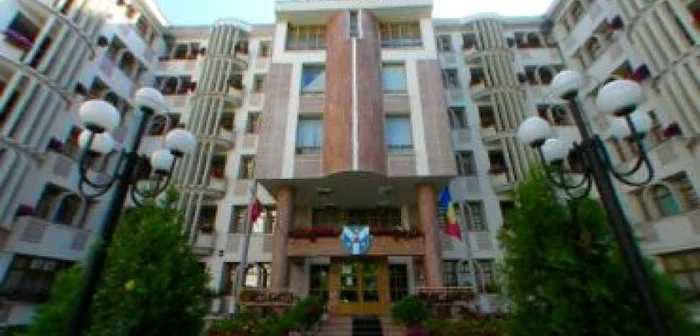 Iaşi: 100 de studenţi din căminul de lux de la Cuza suspecţi de gripă porcină