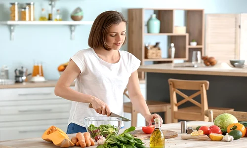 femeie bucatarie gatit 1432465706 jpg