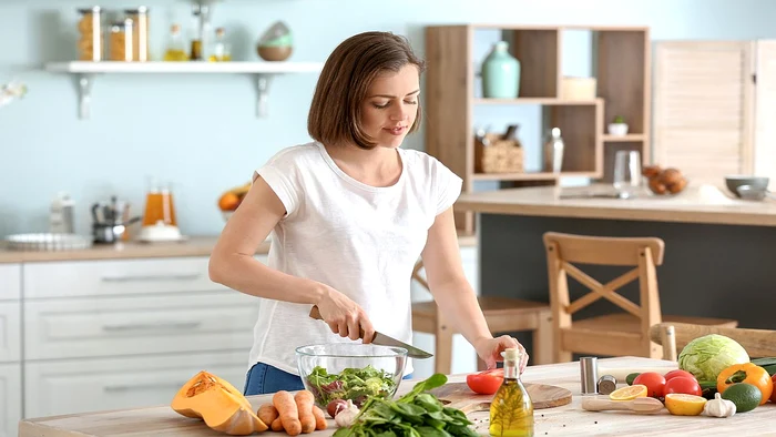 femeie bucatarie gatit 1432465706 jpg