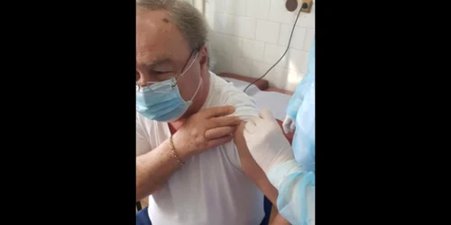 Medicul Cătălin Petrencic s-a vaccinat împotriva COVID şi a postat imaginea FOTO Facebook/ Cătălin Petrencic