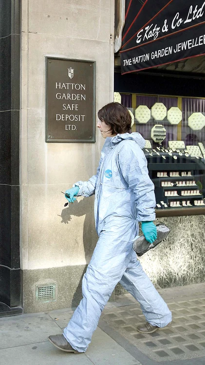 Anchetatorii caută cele  mai mici detalii pentru a da de urma suspecţilor