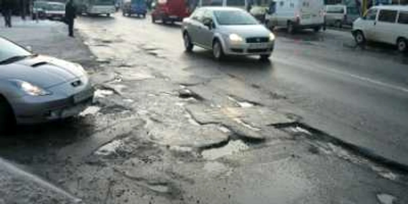 Gropile din şosele sunt prea multe pentru a putea fi evitate de şoferii suceveni
