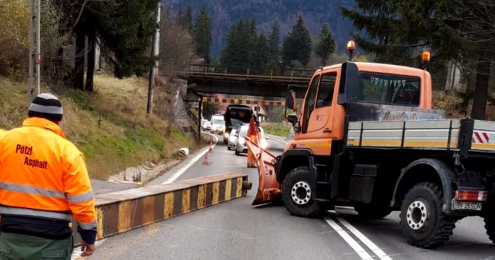 Grinda este frecvent lovită de maşinile cu încrăcătură peste limită. Foto: DRDP Braşov