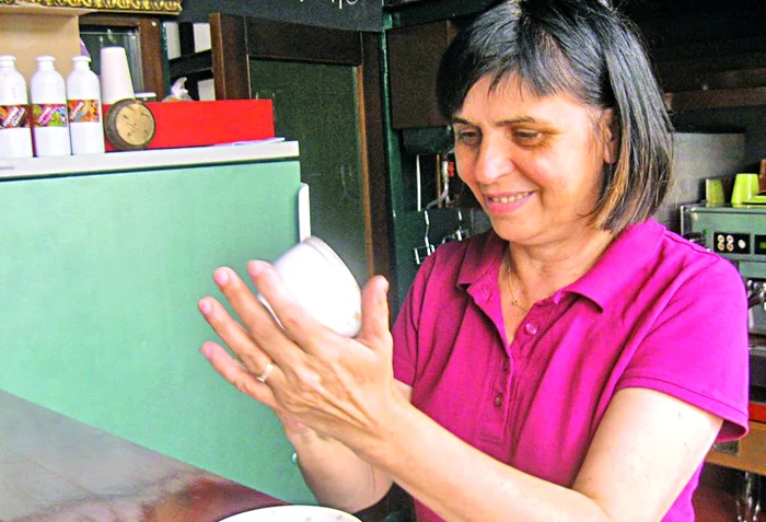 „E o joacă, de fapt, iar cei  care comandă «citirea viitorului»  o fac pentru câteva clipe  în care să uite de probleme,  greutăţi şi monotonia de zi  cu zi“, arată mama lui Andrei,  Maria Căluşeru.