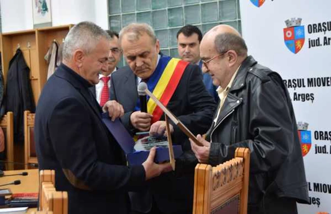 Constantin Galeriu (foto dreapta) a fost declarat Cetăţean de Onoare al oraşului Mioveni în 2018 FOTO: Facebook/ Ion Georgescu