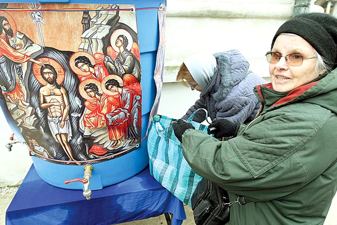 Butoaiele, dar şi crucea împodobită cu flori, au fost scoase în curtea Patriarhiei din Ajunul Bobotezei