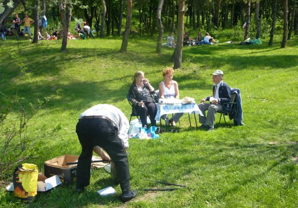„Am mâncat parizer trei săptămâni după o zi de excursie”. Reportaj din județul unde vacanța e considerată o ironie