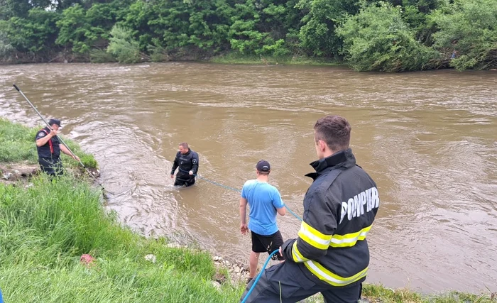 Misiune de salvare contracronometru. Pompierii caută o fetiţă de trei ani care ar fi căzut în râul Târnava Mare
