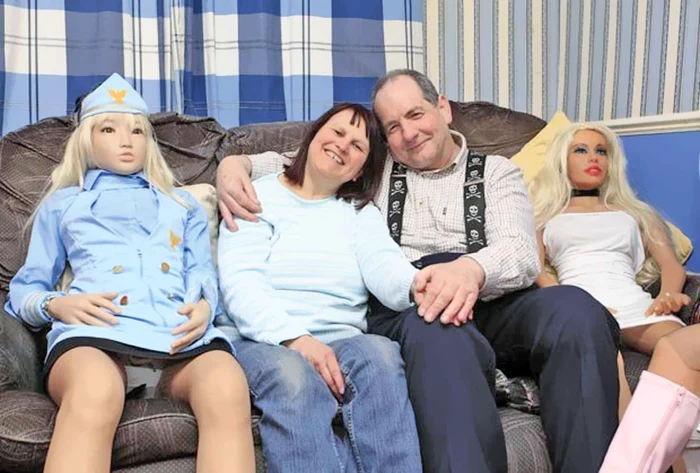 Soţia Lizzie e fericită că soţul ei se joacă în casă cu păpuşile şi nu aleargă după alte femei