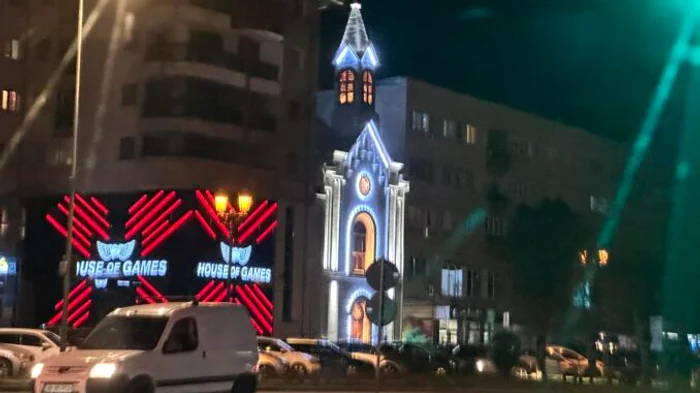 Sala de jocuri de noroc și biserica iluminată arhitectural FOTO Adevărul