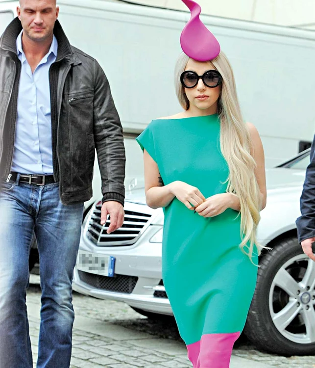 Lady GaGa, cu  câteva minute  înainte de a intra  în emisiune,  îmbrăcată într-o  rochie-sac,  pe poalele  căreia era  nevoită să calce (Fotografii: guliver/splashnews)