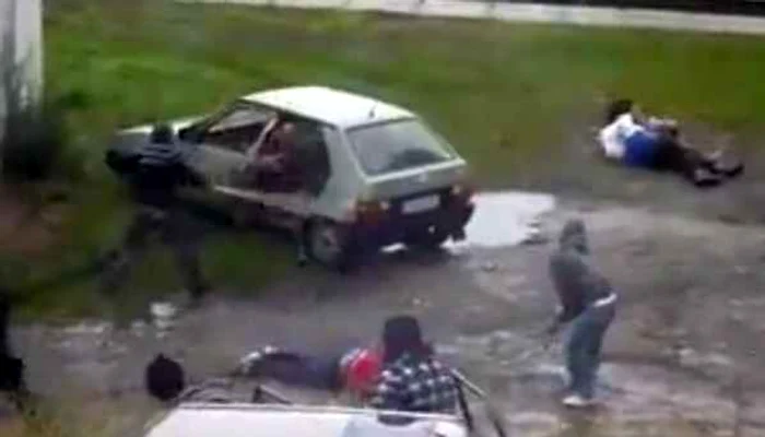 
    Ţiganii, cel mai probabil dintr-o ţară din Europa Centrală, s-au lovit fără menajamente.  