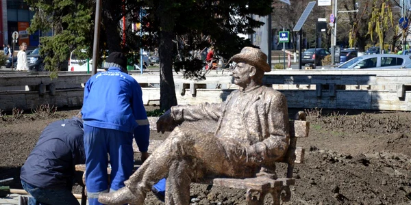 Grupul statuar a fost creat cu ocazia „Anului Caragiale“