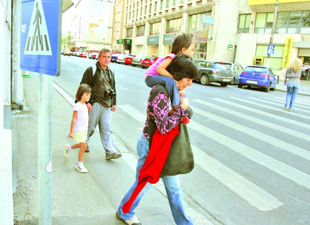 Marcajul pietonal de pe  Calea Victoriei e orientat  cu faţa înspre clădire