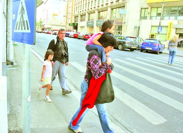 Marcajul pietonal de pe Calea Victoriei e orientat cu faţa înspre clădire