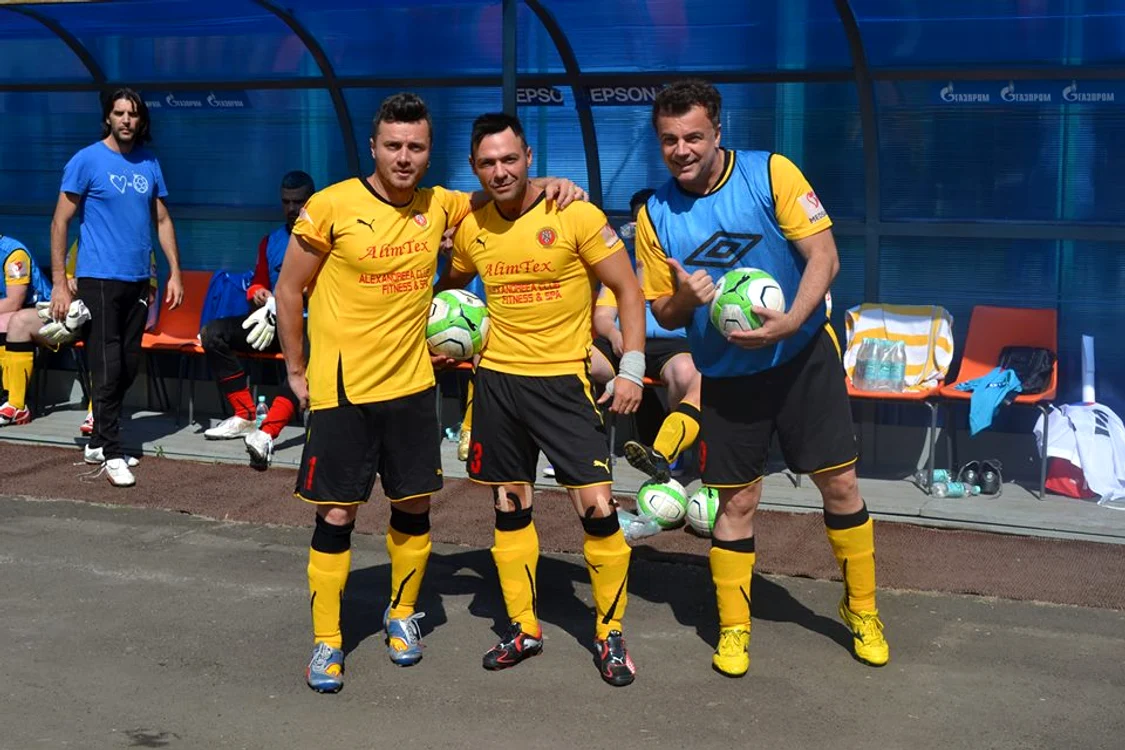 Echipa artiştilor români beneficiază de serviciile foştilor fotbalişti Robert Niţă şi Daniel Chiriţă.