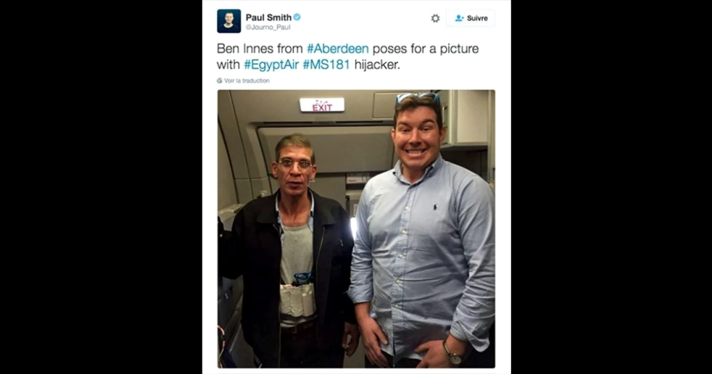 Un tânăr britanic a avut curajul, sau inconştienţa, de a face un selfie cu piratul aerului de la bordul avionului companiei EgyptAir deturnat în Cipru FOTO PaulSmith/Twitter