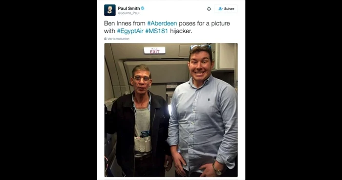Un tânăr britanic a avut curajul, sau inconştienţa, de a face un selfie cu piratul aerului de la bordul avionului companiei EgyptAir deturnat în Cipru FOTO PaulSmith/Twitter