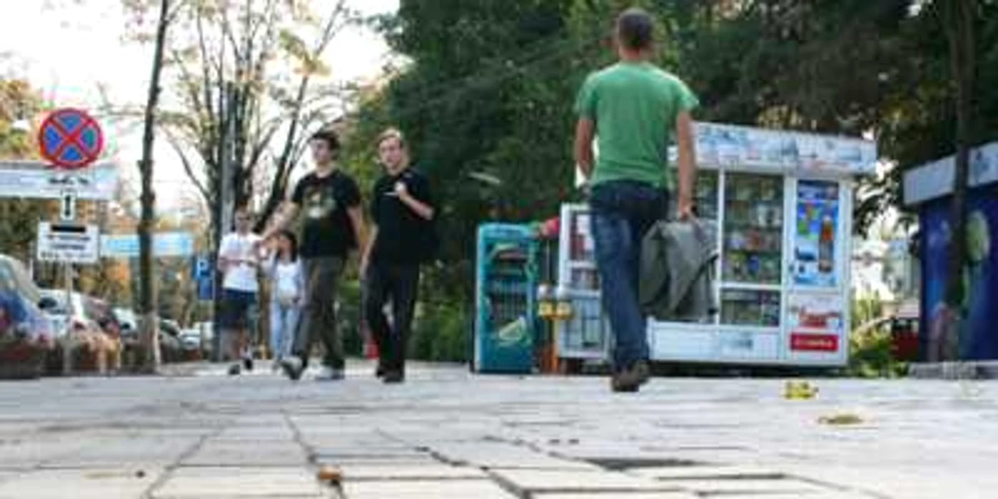 Plăcile de granit din China se desprind sub picioarele botoşănenilor 