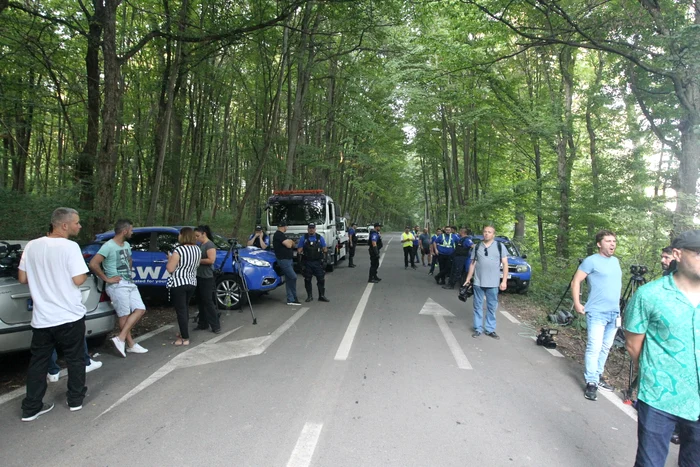 În jurul locației s-au strâns jurnaliști, protestatari, dar și jandarmi