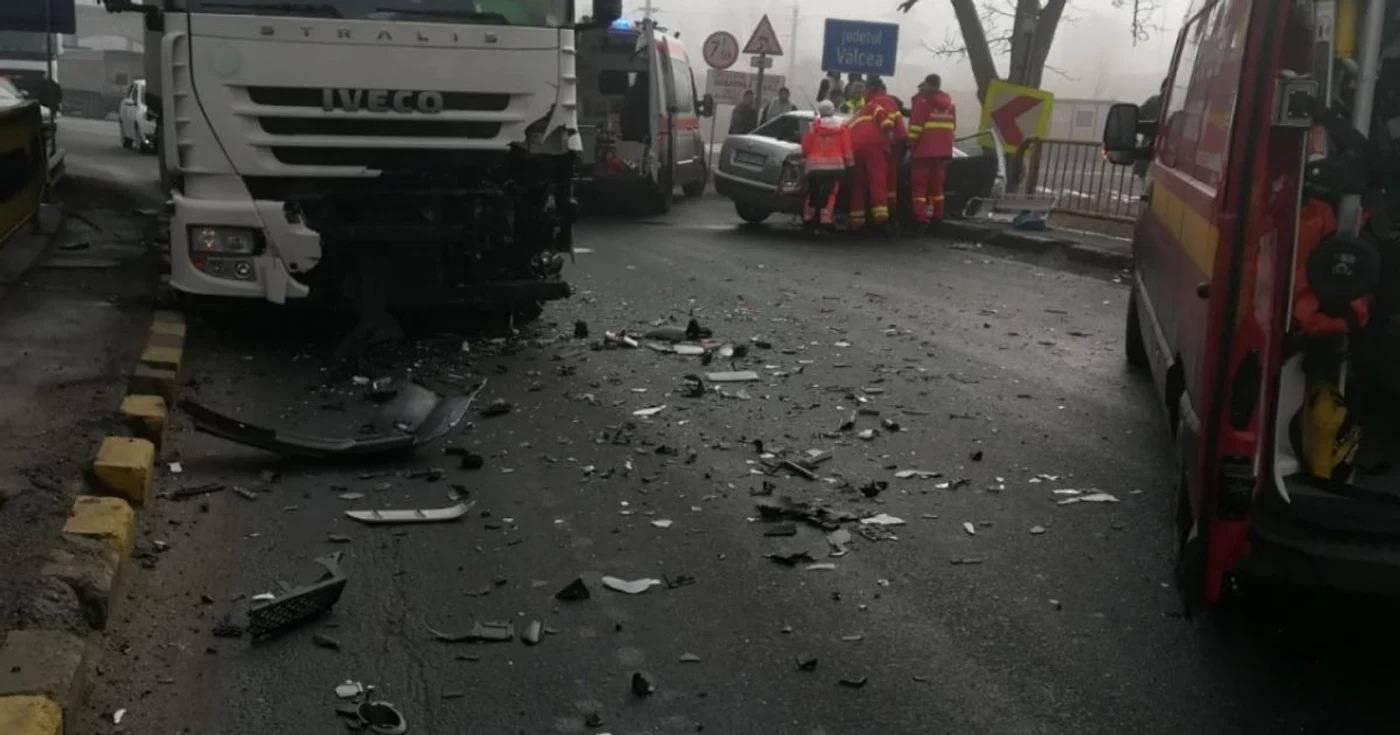 Accident pe Valea Oltului, în Lazaret - Sibiu, pe DN 7: o maşină a intrat într-un TIR, cel puţin doi răniţi ;Foto Adevărul