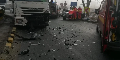 Accident pe Valea Oltului în Lazaret - Sibiu pe DN 7 o maşină a intrat într-un TIR cel puţin doi răniţi Foto Adevărul