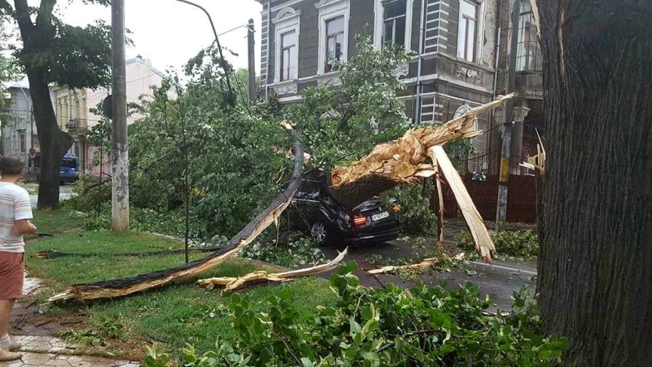 Pompierii militari au intervenit în 91 de localităţi din 17 judeţe afectate de ploi torenţiale şi de vijelii