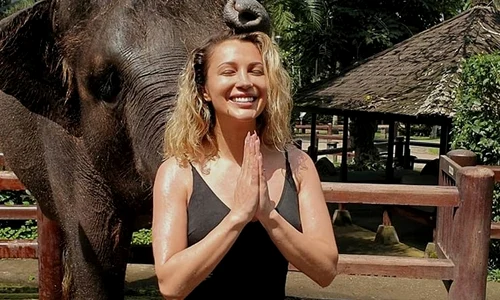 Lora se bucură de vacanța exotică jpeg