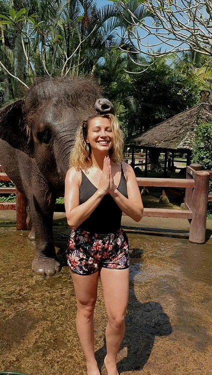 Lora se bucură de vacanța exotică