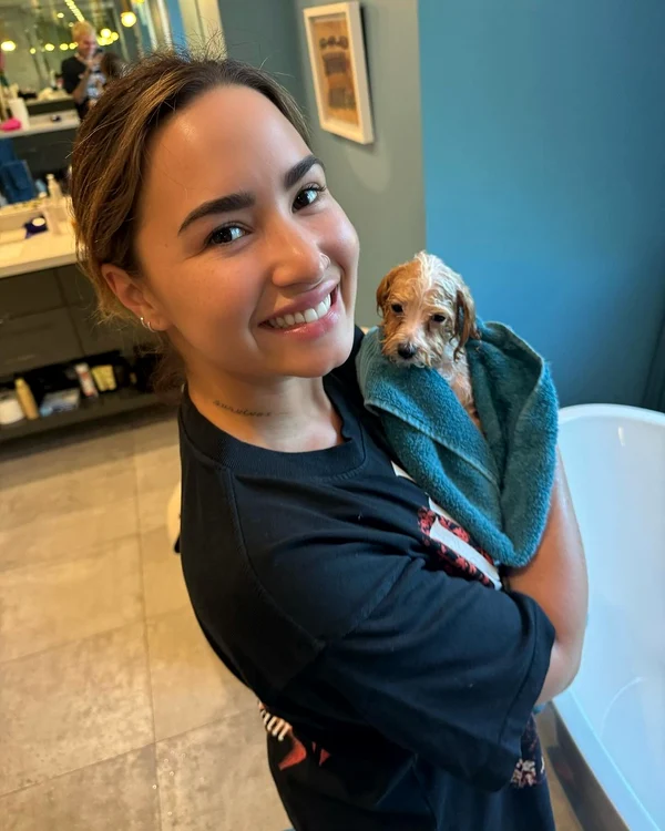 Demi Lovato, în brațe cu cățelul ei pe care l-a spălat