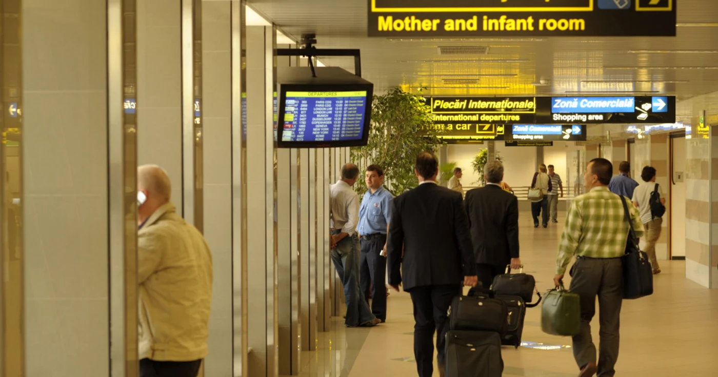 Pasageri într-un aeroport