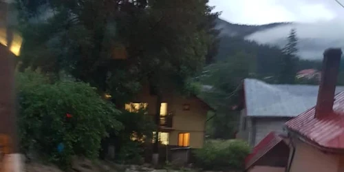 Zeci de locuinte din Buşteni inundate de viitura